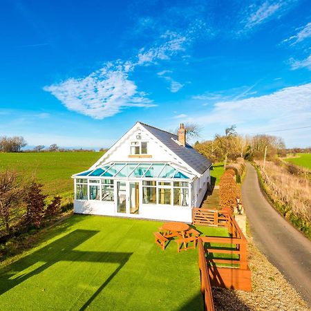 Woodlands by Greenstay: Luxury Cottage with Countryside Views Bodelwyddan Exterior photo
