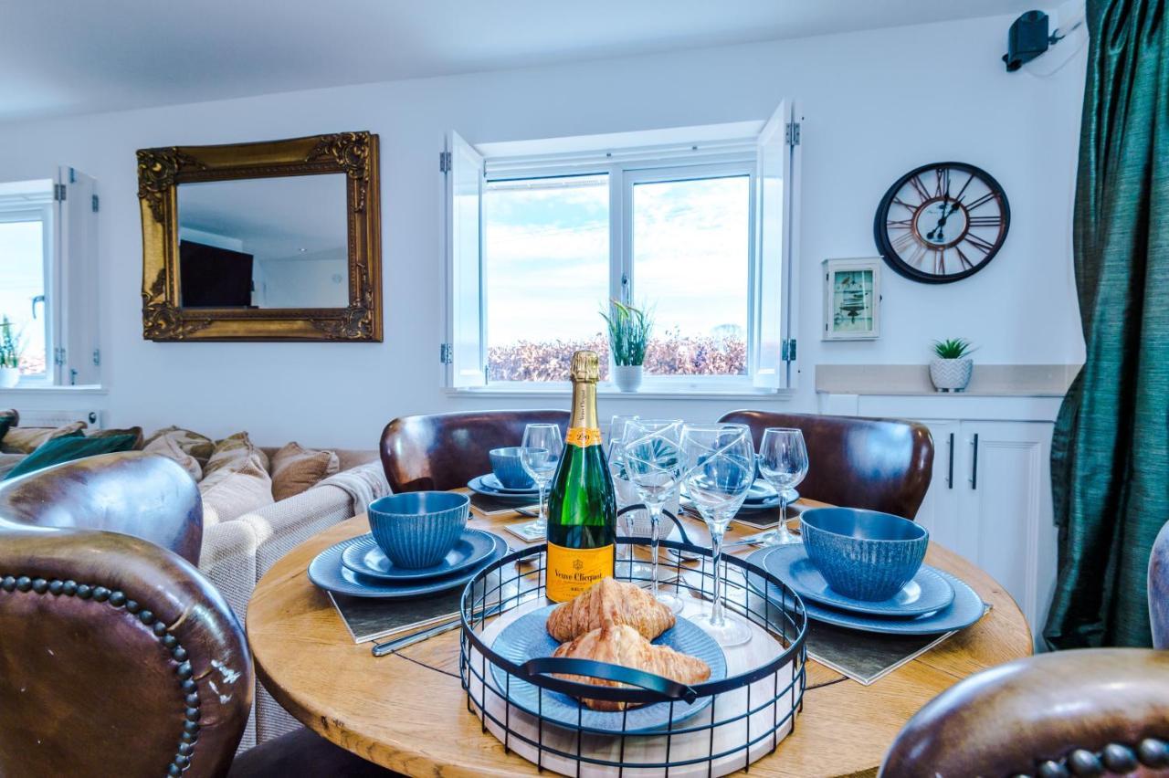 Woodlands by Greenstay: Luxury Cottage with Countryside Views Bodelwyddan Exterior photo