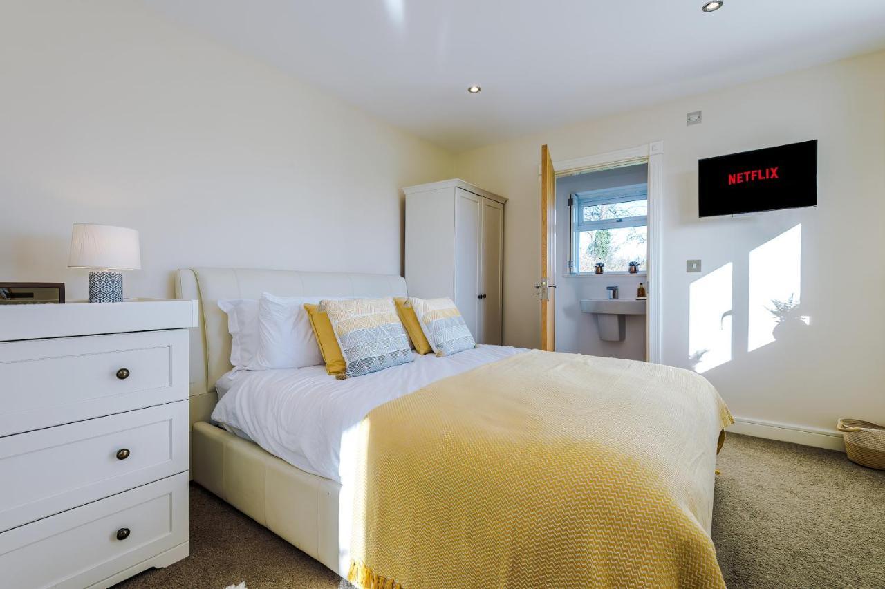Woodlands by Greenstay: Luxury Cottage with Countryside Views Bodelwyddan Exterior photo