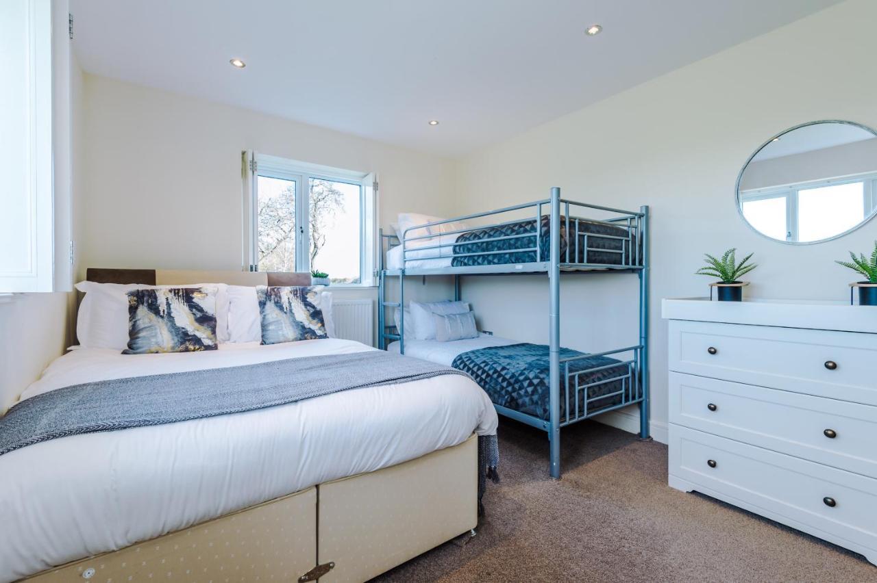 Woodlands by Greenstay: Luxury Cottage with Countryside Views Bodelwyddan Exterior photo